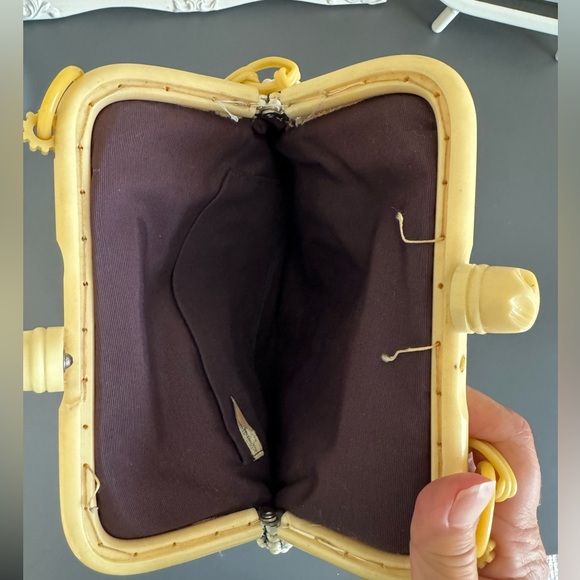 1940s Vintage Whiting & Davis Alumesh Handbag, Bakelite Handle Aluminum beaded - Picture 4 of 11